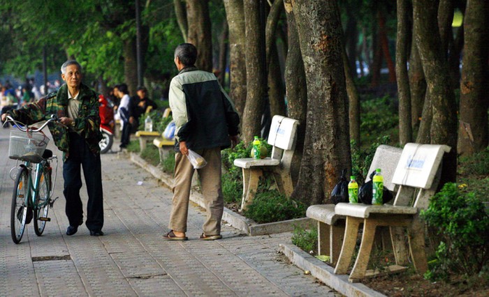 Đường Thanh Niên (Hà Nội) nổi tiếng là địa điểm tham quan, thư giãn của nhiều người nhưng rất nhiều người dân và du khách bức xúc trước tình trạng có ghế đá công cộng mà không được ngồi, nếu muốn ngồi thì phải... trả tiền uống nước.